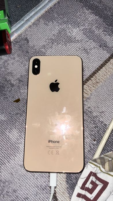 iPhone xs max        .