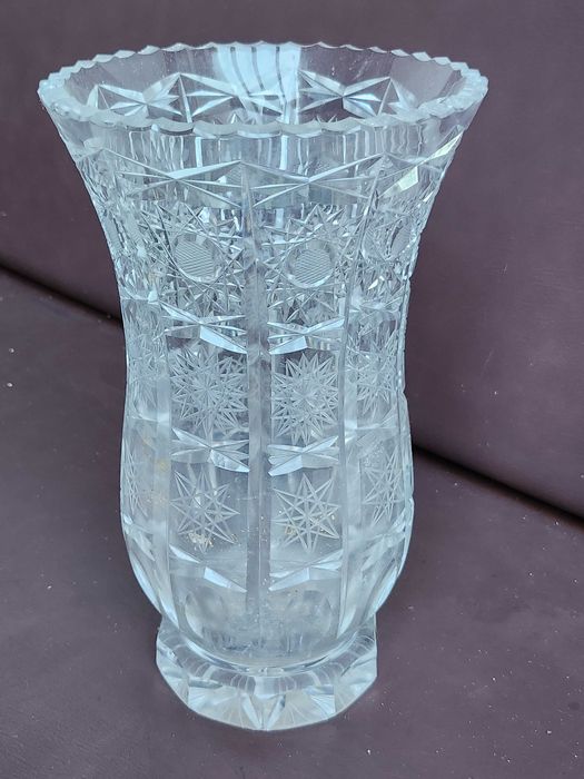 стъклени : фигура на футболист, шише-нивеляшка с чаши, кристална ваза