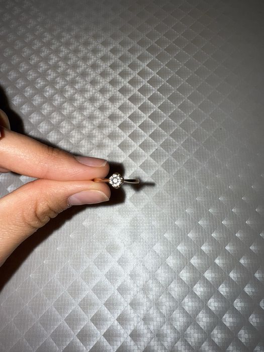 Продам золотое кольцо с бриллиантом