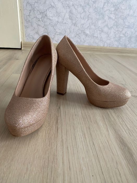 Обувки на висок ток