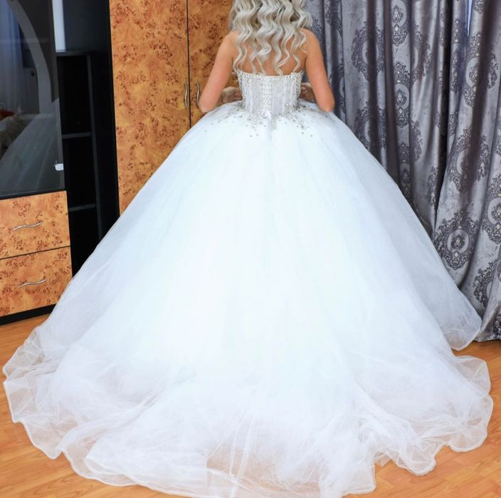 Rochie de mireasă , voal , și diademă