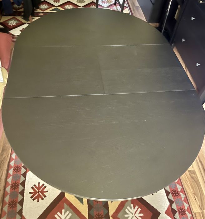 Masă rotundă extensibilă IKEA – elegantă și practică