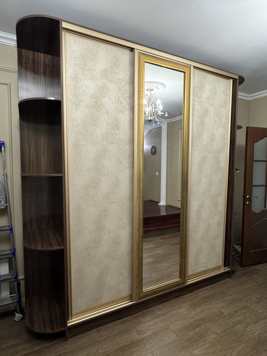 Шкаф-купе с большим зеркалом