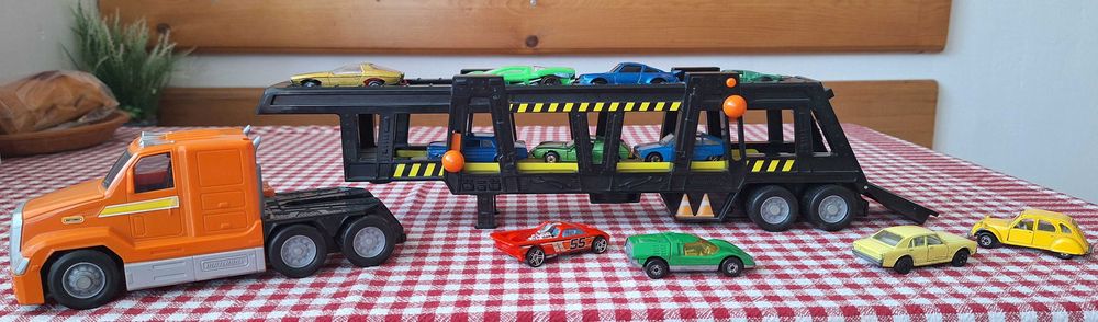 MATCHBOX камион автотранспортер - като нов