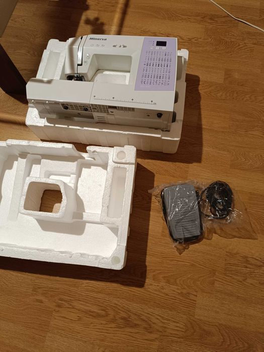 Mașina de cusut MINERVA model MC60C