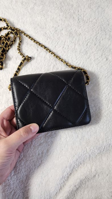 Мини-сумочка Chanel на цепочке через плечо