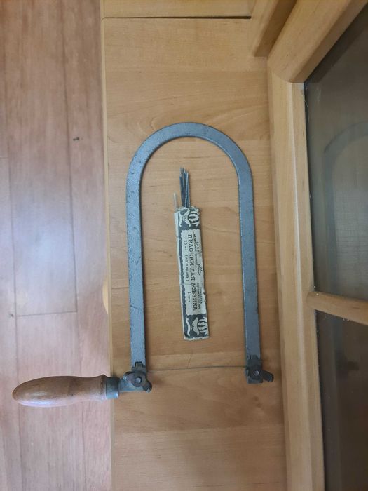 Лобзик советский в хорошем состоянии с комплектом новых пилок .