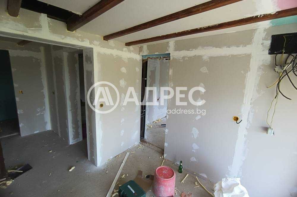 Къща на два етажа в с. Топчии