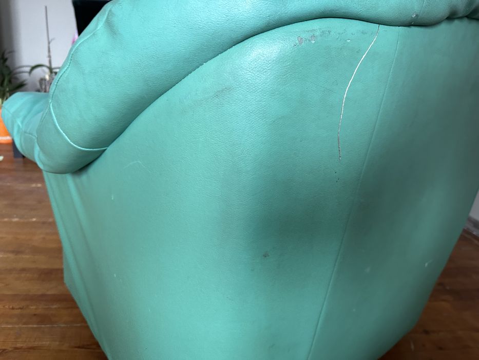 Зелени кожени дивани