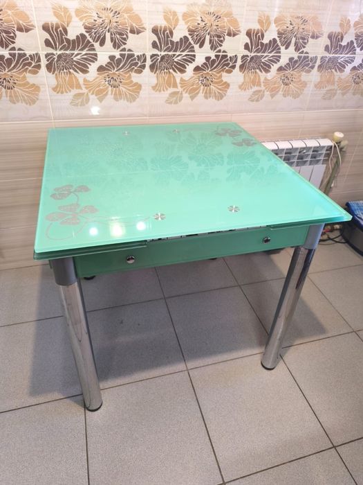 Продам кухонный стол