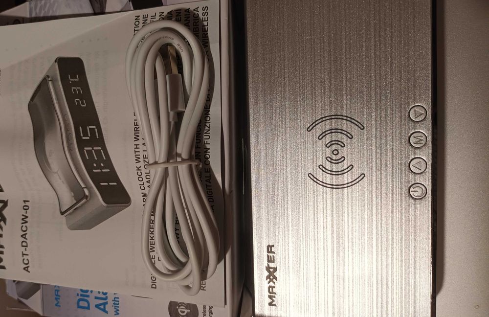 Цифров будилник Maxxter с функция за индукционно зареждане