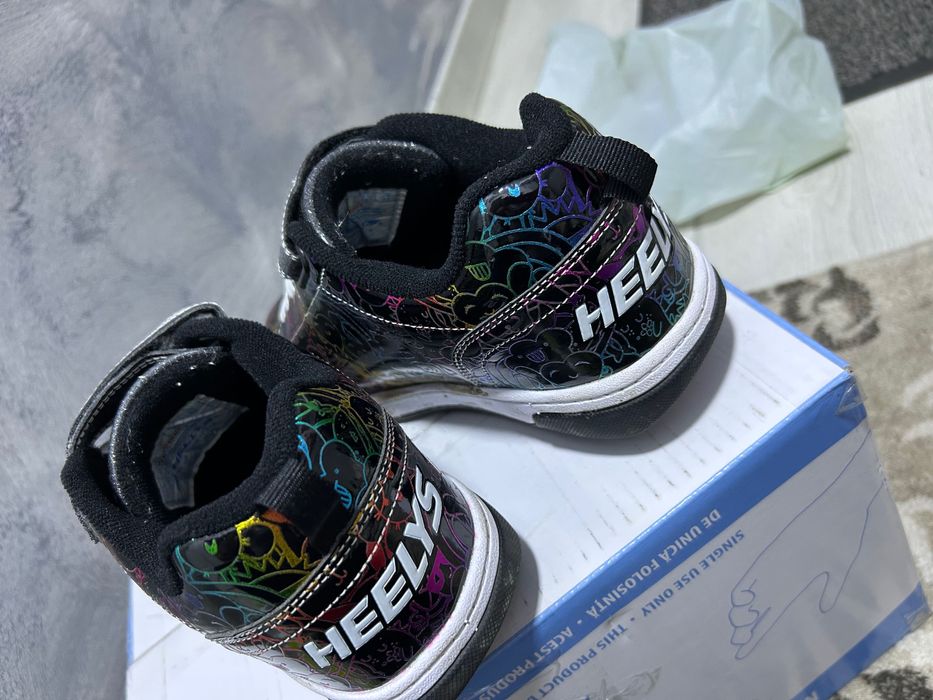 Vând adidasi cu role incorporate