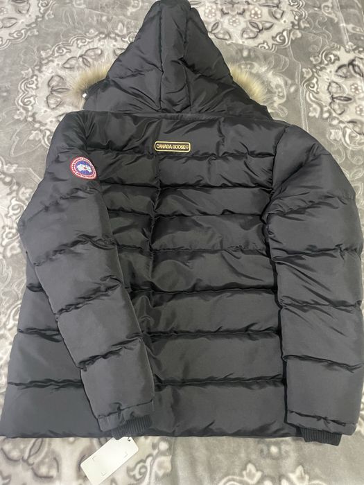 Vand geaca Canada Goose noua