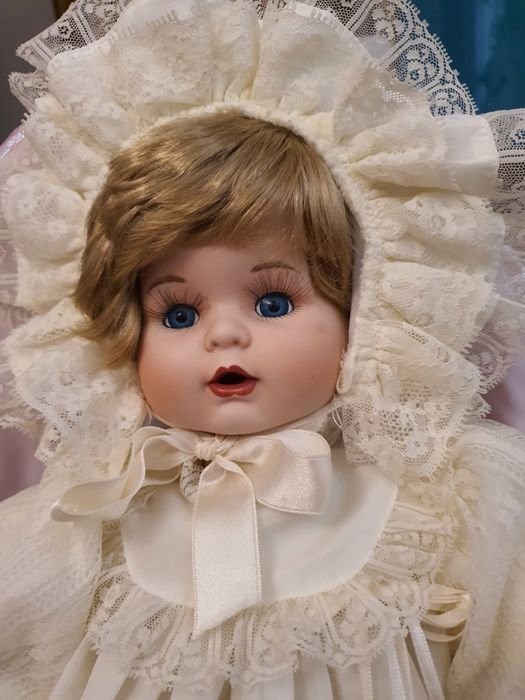 Papusa bebelus din portelan de colectie îmbrăcat în haine de botez