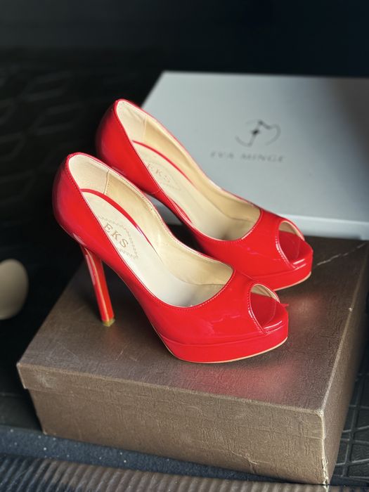 Елегантни обувки на ток LV