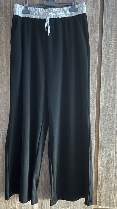 Pantaloni sport evazati cu talie inalta