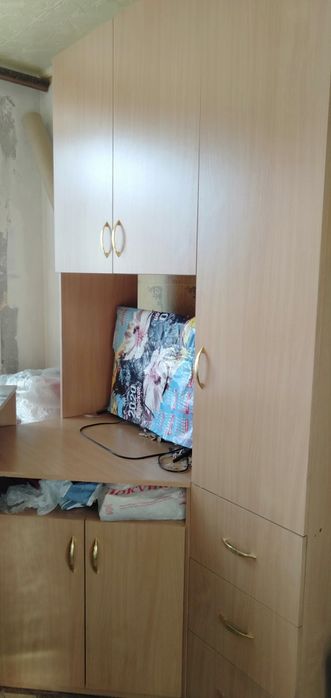 Продам шкафы и стол .