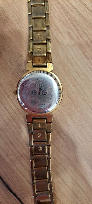 Elite дамски златист часовник с камъни