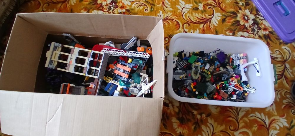 Лего коробками с фигурками