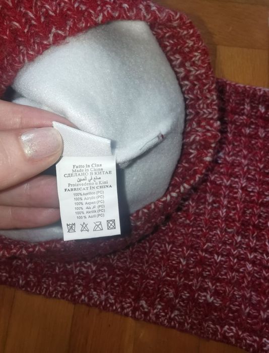 Комплект от плетена шапка и шал в червено и бяло