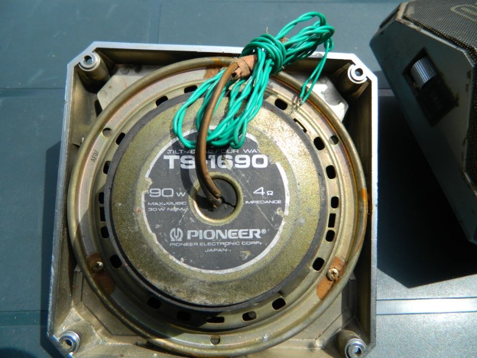 difuzoare audio diferite modele si marimi.