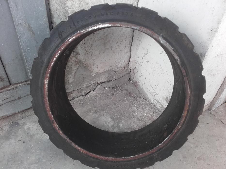 Плътни гуми 630/200-480