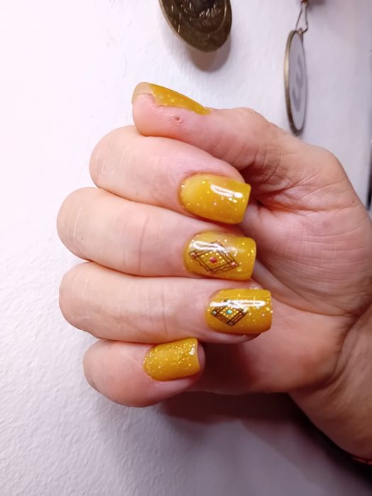 Aplic unghii cu gel si semi.