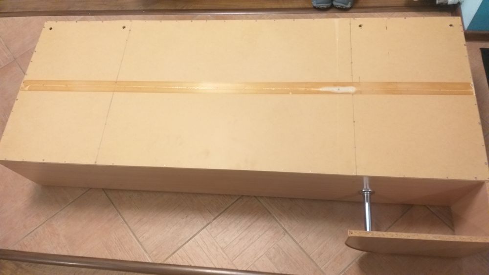 Corp suspendat bibliotecă