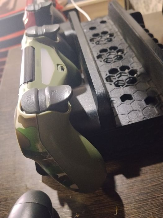 Продам пс4 в хорошем состоянии