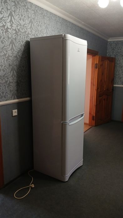 Продам холодильник индезит