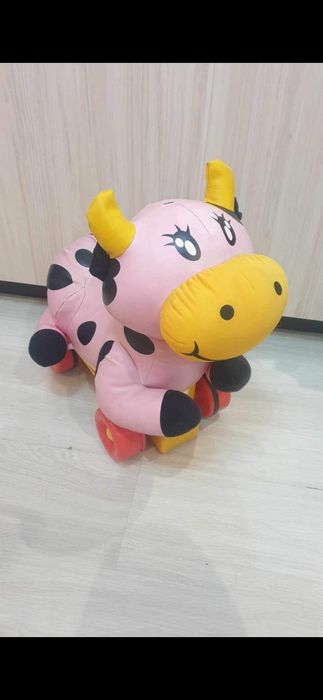 Музикална кравичка за бутане с крачета