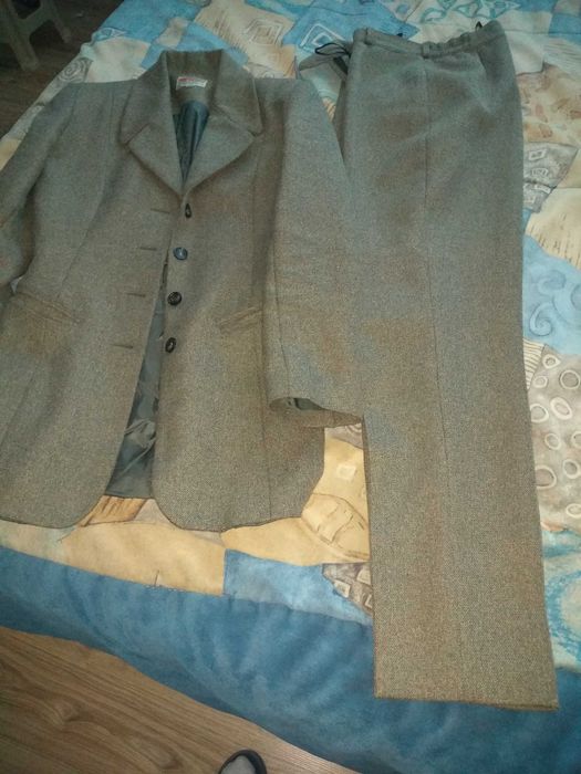 Дамски класически костюм - сако с панталон -размер 38 s