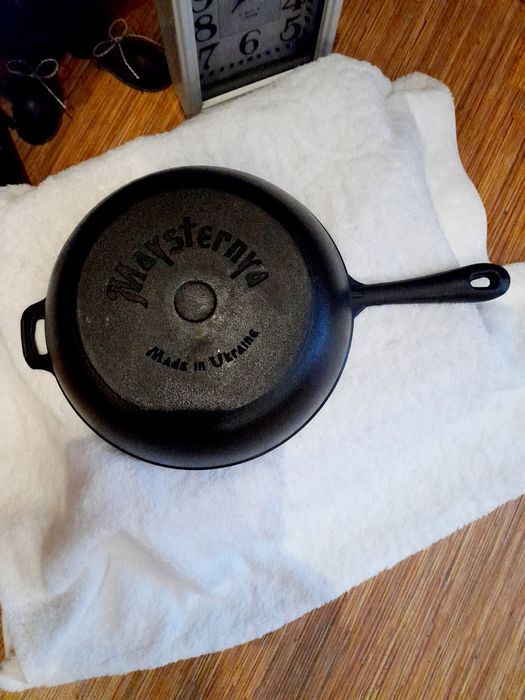 Чугунен тиган,две нови кухненски дьски орех