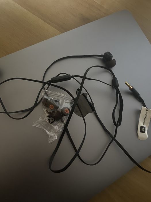 Casti cu fir JBL ( aproape noi )