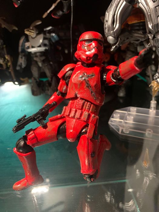Custom червен stormtrooper със battle damage
