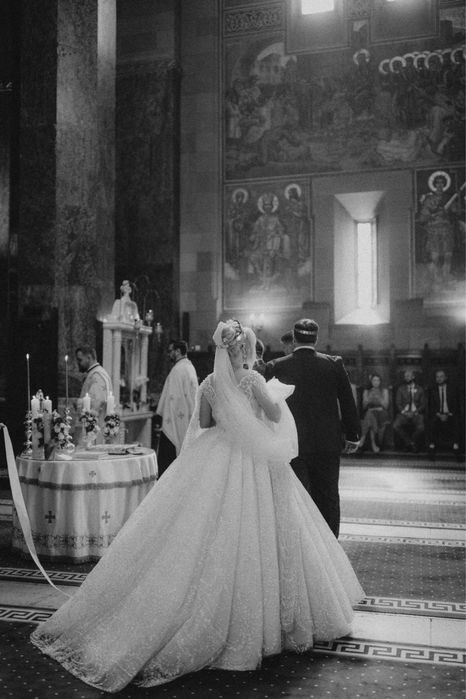 Vand rochie de mireasă lucrată manual