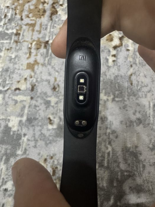 Продается почти новый ми банд 4