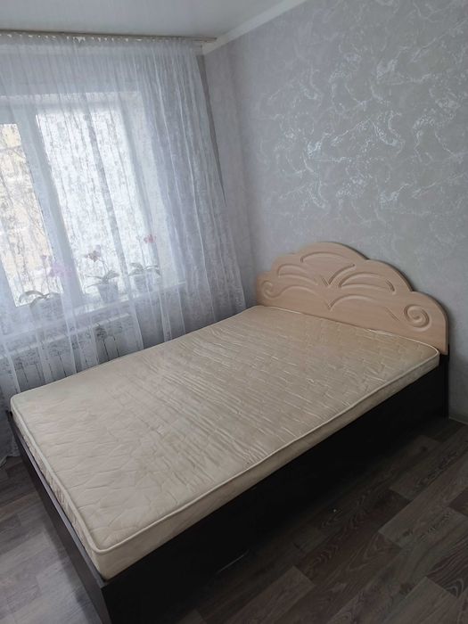 Двуспальная кровать с матрасом