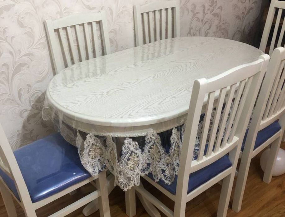 Скатерть с кружевами и бахромой.