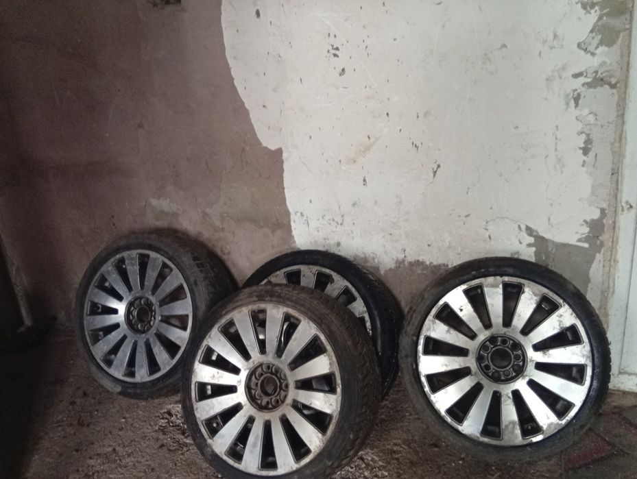 Vând două seturi de jenti 18 și 15