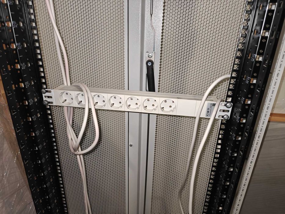 Сървърен / Rack шкаф Rittal 105x80x205 см – висок клас