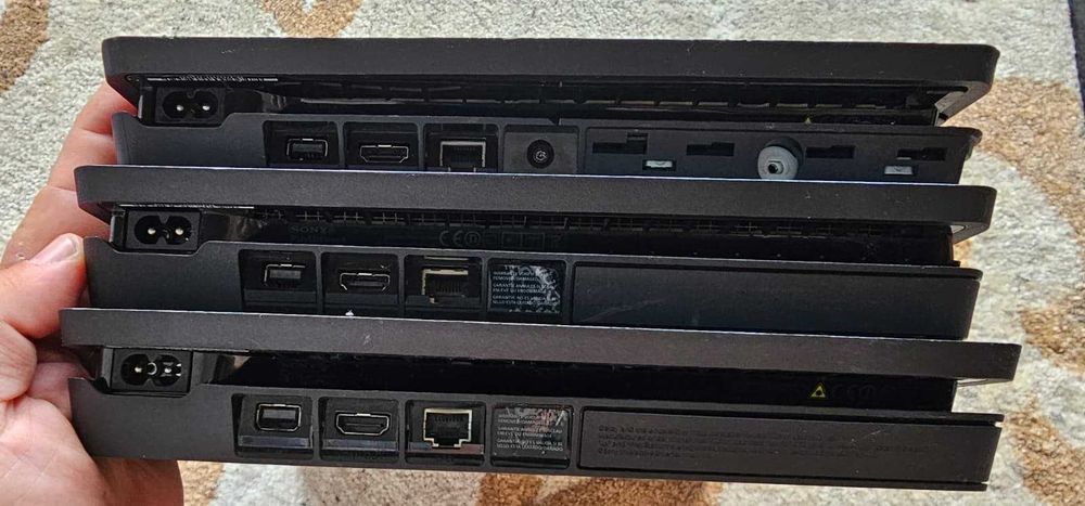 4 console Playstation 4 modate cu 1 maneta