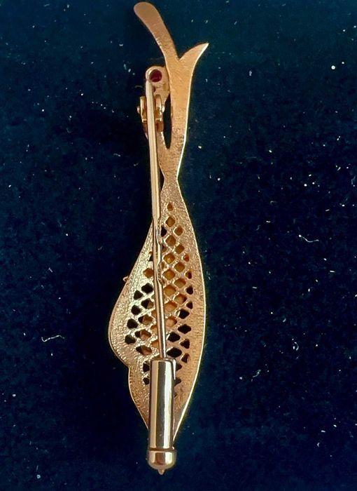 Златна руска брошка