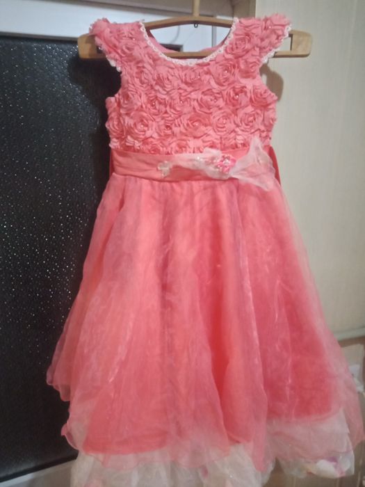 Продам платье для девочки от 4 до 8 лет.