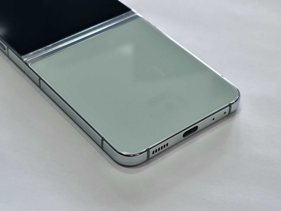 Samsung Galaxy Z Flip5 5G 256GB 8GB RAM Dual