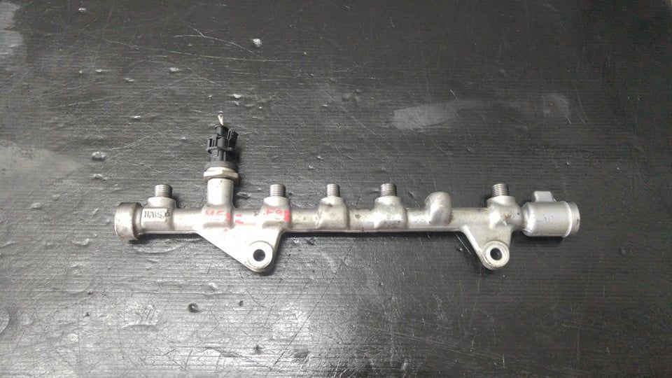 Rampa injectoare 1.9 d renault megane 2 8200750048 h8200576687