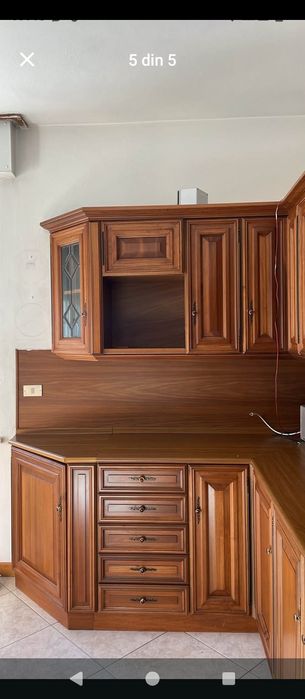 Mobila de bucătărie din lemn masiv