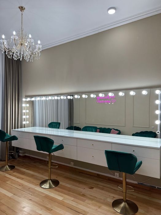 Vând ansamblu profesional make-up cu oglindă Hollywood – făcut pe comandă