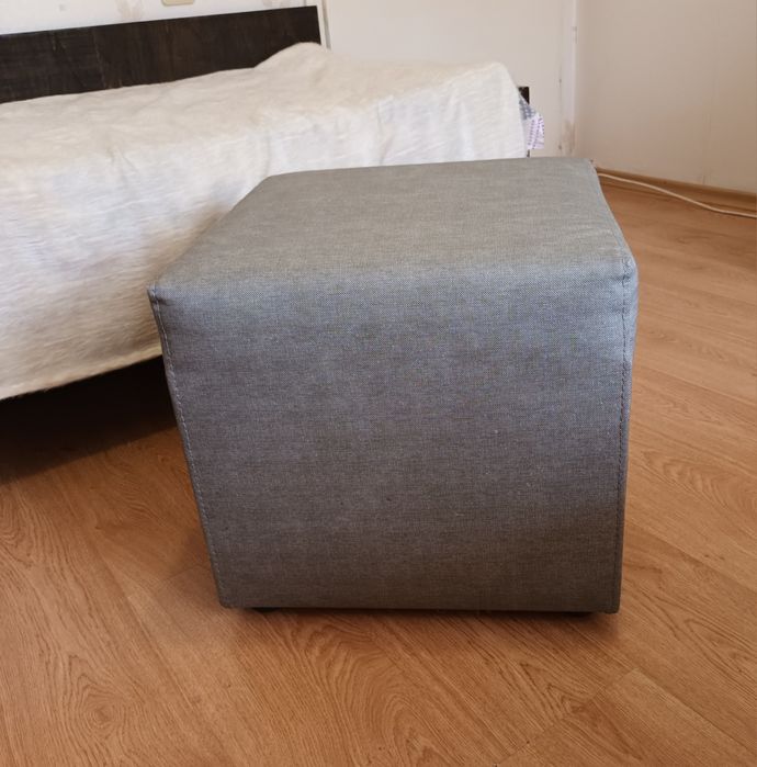 Маса и 2 бр.кръгли табуретки