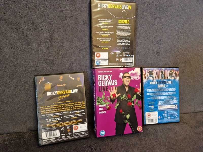 Ricky Gervais Bundle - Tablou Art + 3 Show-uri de Stand-Up (3 Discuri)